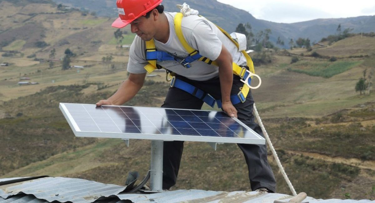 Operador trabajando en una instalación de energías renovables, en Latinoamérica | Acciona