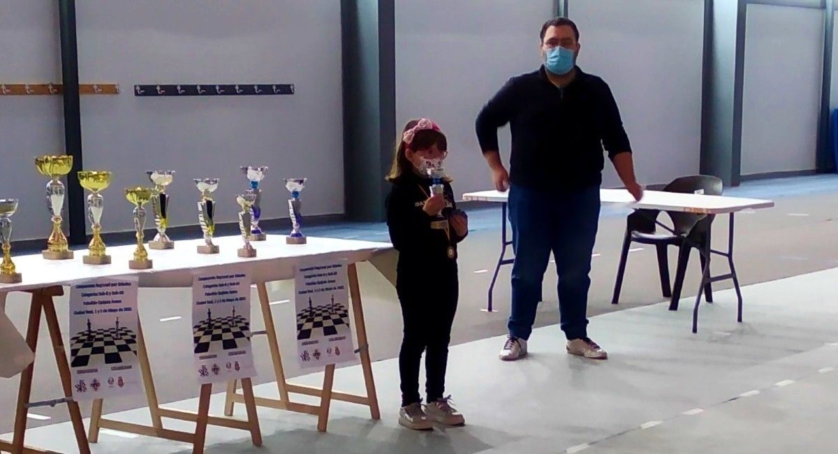 Idaya Monje recoge su premio en el Campeonato Regional de Ajedrez