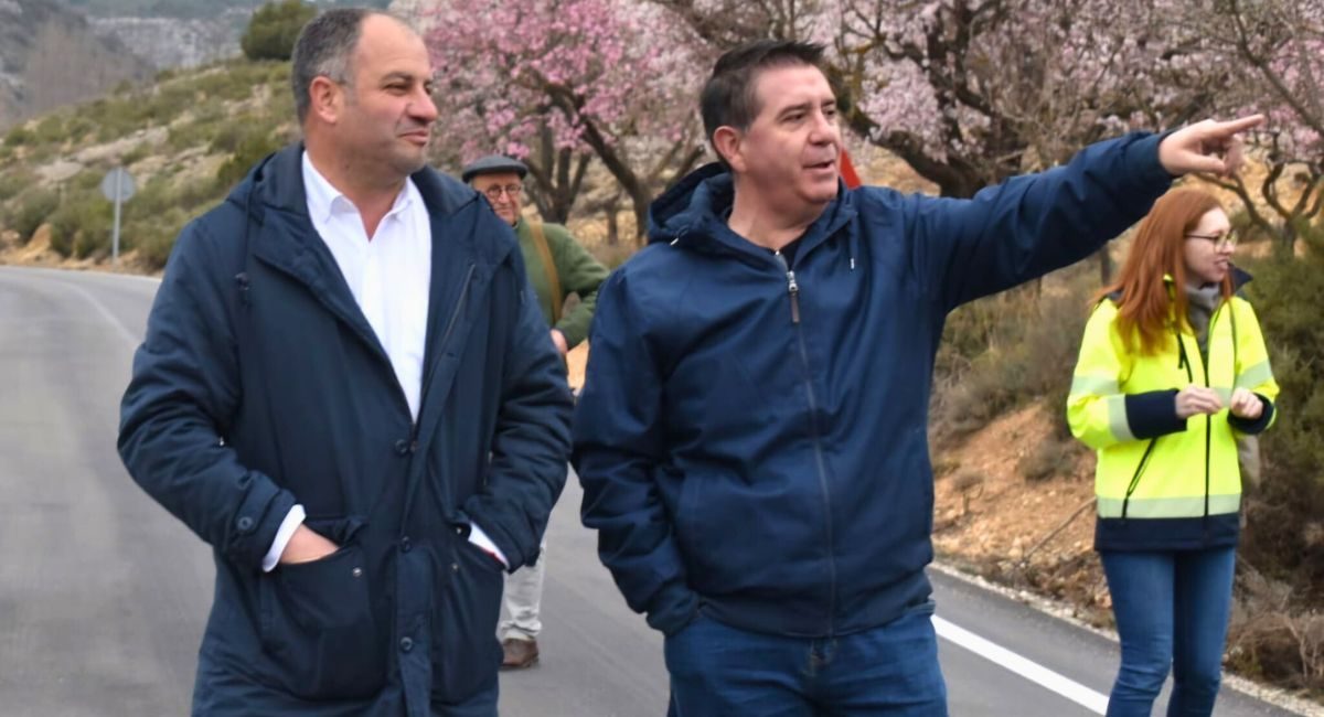santiago cabañero presidente diputación albacete visita obras en carretera de nerpio