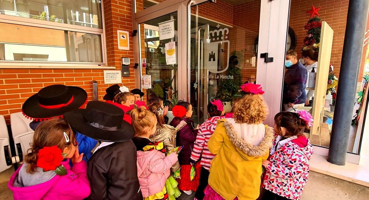 Los niños del José Lloret visitan la residencia pública de Almansa